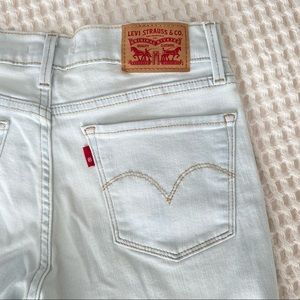 Levi Skinny Jeans. Light wash